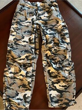 Forever 21 Women’s Camo Cargo Pants - Green, Tan, Black size M